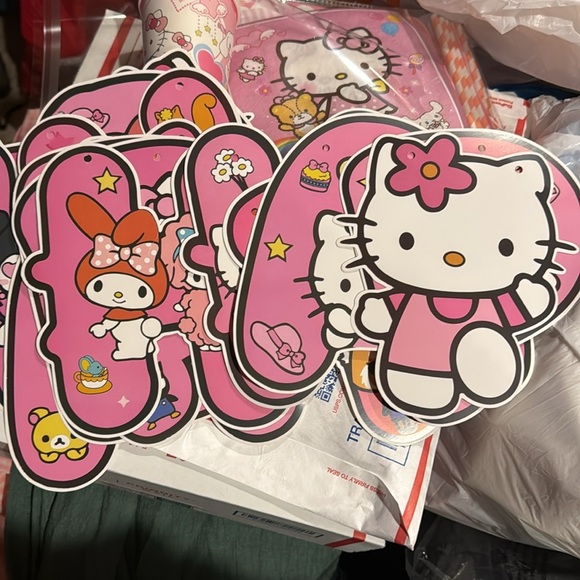 Hello Kitty 47 Piece Pink and White Party Tableware Set - Picture 9 of 13